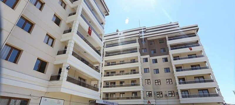 Çiğli Kyk Erkek Öğrenci Yurdu Çiğli Kyk Erkek Öğrenci Yurdunun iç ve dış mekanlarını gösteren fotoğraflar.